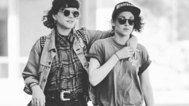 Kristen Stewart paseando con la cantante Soko