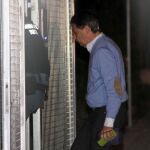 El expresidente de la Comunidad de Madrid, Ignacio González, a su llegada a la Comandancia de la Guardia Civil de Tres Cantos.