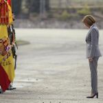 La ministra de Defensa, María Dolores de Cospedal, saluda a la bandera