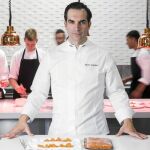 Mario Sandoval, en la cocina de Coque, con la que ha conseguido dos estrellas Michelin