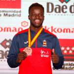 Babacar Beck posa con la medalla de bronce / EFE