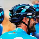 El corredor español del equipo Movistar Alejandro Valverde bromea con sus compañeros a las puertas de su hotel en Fuengirola (Málaga), antes de salir a rodar en la jornada previa al comienzo de la Vuelta 2018. Foto: Efe