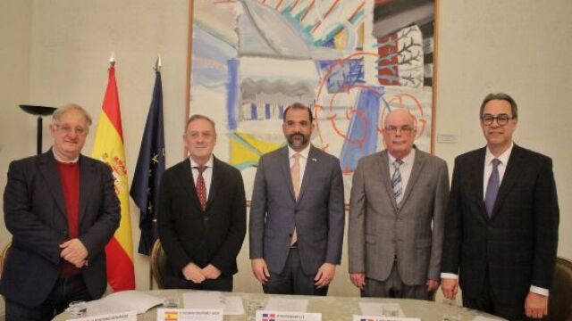 De izquierda a derecha: Severiano Hernández Vicente, Subdirector General de los Archivos Estatales; Román Fernández-Baca Casares, Director General de Bellas Artes; Olivo Rodríguez Huertas, embajador de la República Dominicana en España; Roberto Cassá Beraldo de Quirós, Director General del Archivo General de la Nación de la República Dominicana y José Mármol, Representante del Banco Popular Dominicano.