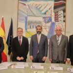 De izquierda a derecha: Severiano Hernández Vicente, Subdirector General de los Archivos Estatales; Román Fernández-Baca Casares, Director General de Bellas Artes; Olivo Rodríguez Huertas, embajador de la República Dominicana en España; Roberto Cassá Beraldo de Quirós, Director General del Archivo General de la Nación de la República Dominicana y José Mármol, Representante del Banco Popular Dominicano.
