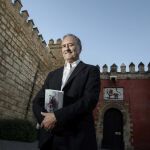 El autor posa a las puertas del Alcázar de Sevilla, donde presentó su libro la semana pasada / Foto: Manuel Olmedo