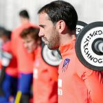Godín hace ejercicios con pesas durante el entrenamiento de ayer / Foto: Clubatléticodemadrid.com