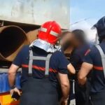 Momento en el que los bomberos comienzan a sacar al inmigrante
