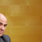 De Guindos insistió en que la intención del Gobierno es bajar los impuestos