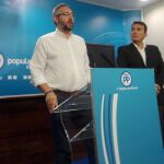 El portavoz popular, Víctor Martínez, y el diputado nacional, Javier Ruano