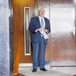 El ex presidente de la Generalitat Jordi Pujol, ayer, saliendo del domicilio familiar en Barcelona, que fue registrado el pasado miércoles por la Policía