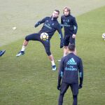 Cristiano Ronaldo, en el medio de un rondo en el que también participan Kovacic, Casemiro y Modric, durante el entrenamiento de ayer