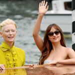 Tilda Swinton, a la izqda., y Dakota Johnson a su llegada ayer al Festival de Venecia para la presentación de «Suspiria»
