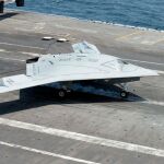 Fotografía cedida por la Fuerza Naval estadounidense que muestra a un avión no tripulado