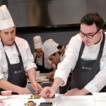 El chef Paco Morales revisa una de sus creaciones junto a su equipo, en el restaurante Noor