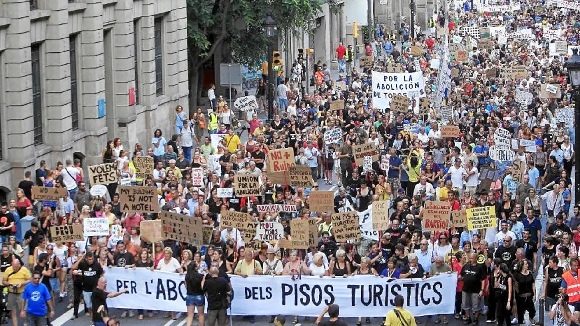 Imágen de las protestas contra los pisos turísticos en Barcelona