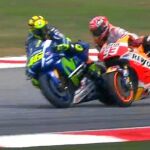 Marc, al ver que se va a salir de la pista, mete la moto hacia dentro y contacta con la del italiano, que saca la pierna y suelta una patada.