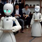 Un café de Tokio ha lanzado un proyecto pionero para utilizar robots como camareros, manejados a distancia por una persona discapacitada. En la imagen se ven las máquinas atendiendo a los clientes / Efe