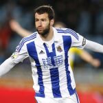 El delantero de la Real Sociedad Agirretxe celebra tras marcar ante el Málaga