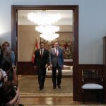 El presidente del Gobierno en funciones, Mariano Rajoy (d), y el secretario general del PSOE, Pedro Sánchez (i), momentos antes de la reunión que han mantenido hoy en el Congreso