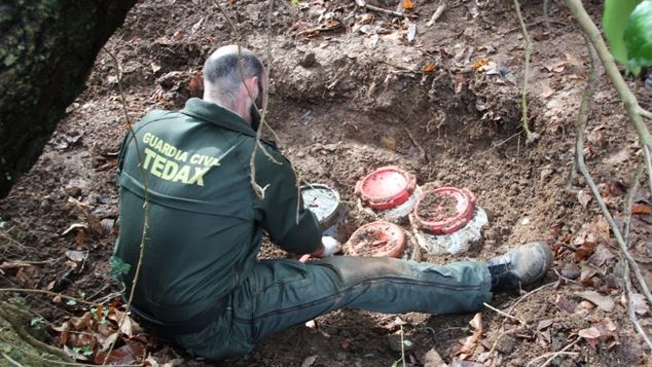 Los TEDAX se despliegan en Santiago tras el sorprendente hallazgo de un vecino mientras cavaba en su finca