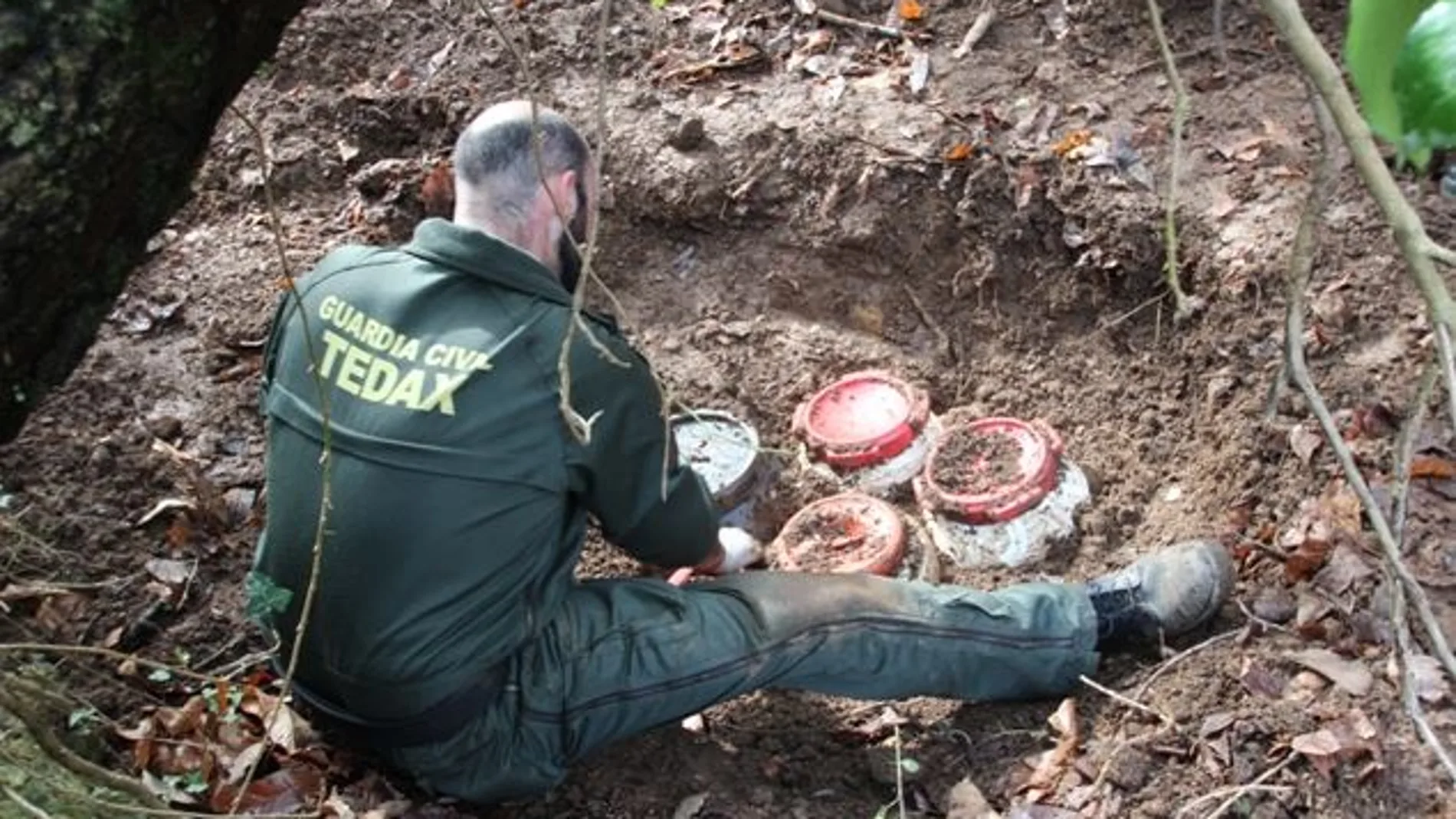 Un experto en desactivación de explosivos de la Guardia Civil, Tedax, durante la labor de investigación