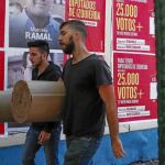 Dos porteños pasan por delante de varios carteles de campaña en una calle de la capital argentina