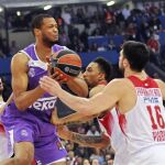 Los jugadores del Olympiacos luchan por el balón con el pívot estadoundiense Anthony Randolph (c) del Real Madrid