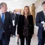 El alcalde de León, Antonio Silván; la consejera de Economía y Hacienda, Pilar del Olmo; y el presidente de Network Steel, Oscar Heckh, antes de explicar el proyecto en la sede de las Cortes regionales
