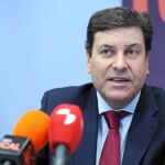 El consejero de Empleo, Carlos Fernández Carriedo, atiende a los compañeros de la Agencia Ical