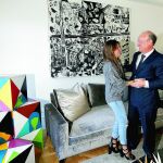 Eduardo Hochschild, con su hija mayor en el domicilio madrileño del coleccionista