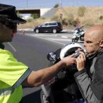 Un conductor realiza una prueba de alcoholemia durante una campaña de control del consumo de alcohol y drogas en las carreteras de la DGT.