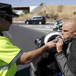 Un conductor realiza una prueba de alcoholemia durante una campaña de control del consumo de alcohol y drogas en las carreteras de la DGT.