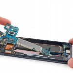 Un Samsung Galaxy Note 7 al que se le sustituye la batería, en una imagen proporcionada por la empresa