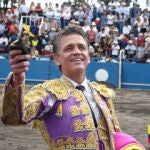 Guillermo Albán pasea el trofeo que cortó al primero de su lote