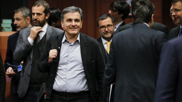 El ministro griego de Finanzas, Euclides Tsakalotos (c).