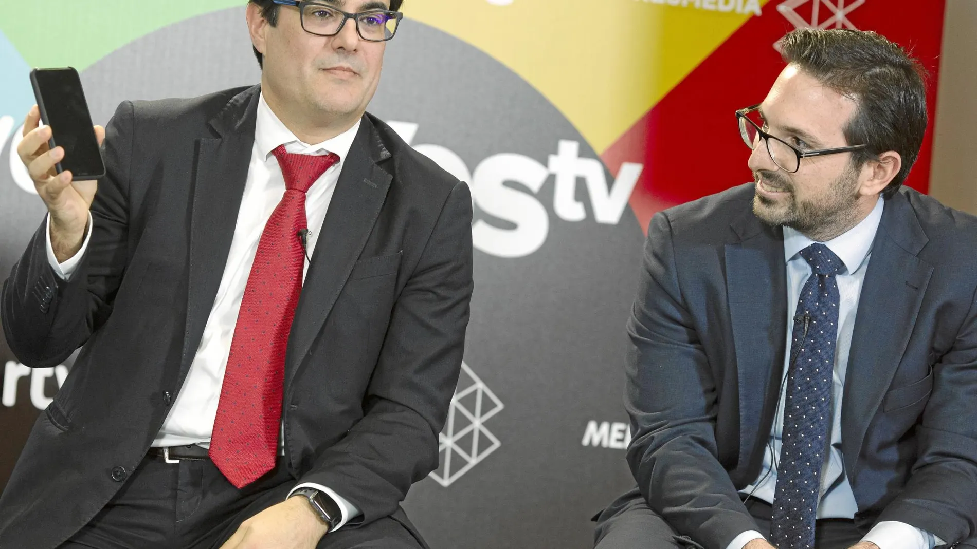 A la izda., Eugenio Fernández (Mediaset)y Arturo Larraínzar (Atresmedia) en la presentación de la plataforma