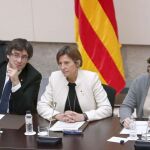 Carles Puigdemont (i), Carme Forcadell (c), y Ada Colau.