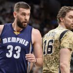 El pívot español de los Grizzlies de Memphis Marc Gasol (izq) y su hermano, el pívot de los Spurs Pau Gasol, durante el partido.