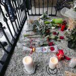 Numerosas personas dejan flores y velas en el patio de la vivienda de la exalcaldesa Rita Barberá en Valencia
