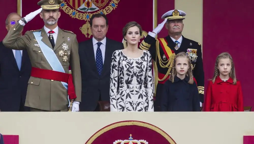 Los Reyes, junto a sus hijas, la Princesa de Asturias y la infanta Sofía, presiden el desfile militar, en el acto central del Día de la Fiesta Nacional
