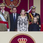 Los Reyes, junto a sus hijas, la Princesa de Asturias y la infanta Sofía, presiden el desfile militar, en el acto central del Día de la Fiesta Nacional