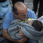 Las autoridades helenas continúan hoy la operación de rescate de unas 30 personas que desaparecieron en un naufragio en el norte de la isla de Lesbos.
