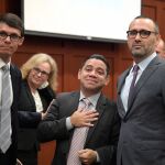 Fotografía cedida por la organización Innocence Project donde aparece el hondureño Clemente Javier Aguirre (2d) junto a sus abogados Dylan Black (i), Lindsey Boney (2i), Marie-Louise Parmer (c) y Joshua Dubin (d), después de su exoneración por un tribunal / Foto: Efe