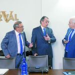 De izda. a dcha., José Vicente González, el presidente de la CEV, Salvador Navarro y el de Coepa, Francisco Gómez
