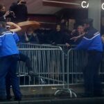 Activistas de Femen intenta irrumpen contra el coche de Trump / AP