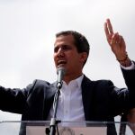 Juan Guaidó anuncia que asume las competencias del Ejecutivo, este miércoles en Caracas (Venezuela). EFE/ Miguel Gutiérrez