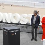 El realizador y guionista, Juan Vera, posa junto a los actores, Ricardo Darín, y Mercedes Morán, durante la presentación de la comedia romántica "El amor menos pensado"/ Foto: Efe
