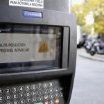 En el nuevo protocolo se amplían los escenarios de contaminación a un quinto, que sería el nivel de alerta en el que no podrán aparcar en el SER los automóviles y motocicletas con distintivo ambiental ECO