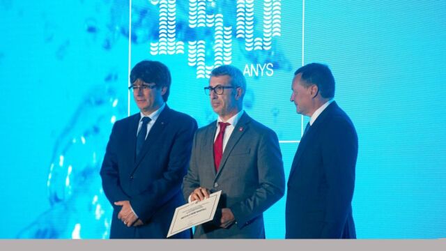 El presidente de la Generalitat, Carles Puigdemont, y el presidente ejecutivo de Agbar, Àngel Simón, ayer, en el acto del 150 aniversario