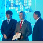 El presidente de la Generalitat, Carles Puigdemont, y el presidente ejecutivo de Agbar, Àngel Simón, ayer, en el acto del 150 aniversario
